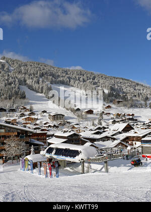 Télésiège Chavannes au milieu de la station de sports d'hiver des Gets, France Banque D'Images