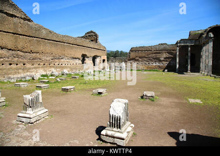 Les ruines antiques de la Villa Adriana ( La Villa d'Hadrien ), Bâtiment avec colonnes doriques, ( Pilastri dorici ) Tivoli, Italie Banque D'Images