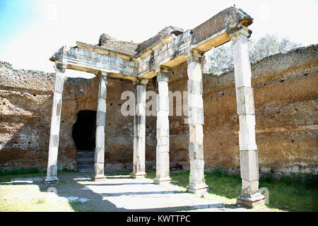 Les ruines antiques de la Villa Adriana ( La Villa d'Hadrien ), Bâtiment avec colonnes doriques, ( Pilastri dorici ) Tivoli, Italie Banque D'Images