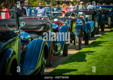 Classic & vintage cars de l'afficheur pendant le concours d'élégance à Hampton Court Palace Banque D'Images