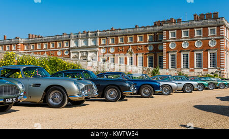 Classic & vintage cars de l'afficheur pendant le concours d'élégance à Hampton Court Palace Banque D'Images