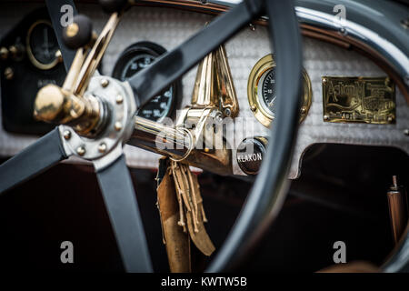 Classic & vintage cars de l'afficheur pendant le concours d'élégance à Hampton Court Palace Banque D'Images