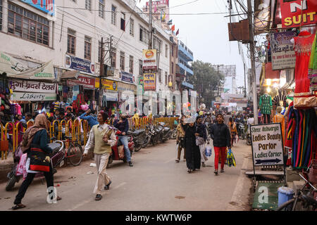 Mouvement de personnes sur l'animée rue indien avec de vieux bâtiments du soir Banque D'Images