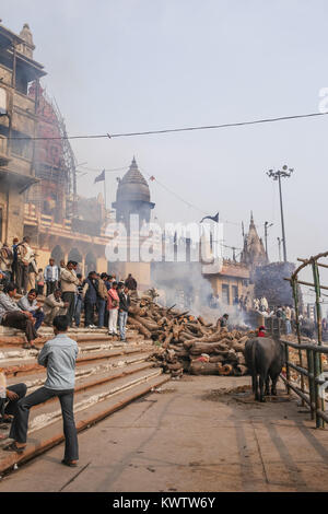 VARANASI, INDE - 1 janvier 2015 : Gange ghats Varanasi et pendant le festival. mornimg Kumbha Mela, Varanasi, Inde Banque D'Images