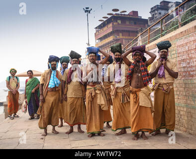 VARANASI, INDE - 1 janvier 2015 : Gange ghats Varanasi et pendant le festival. mornimg Kumbha Mela, Varanasi, Inde Banque D'Images