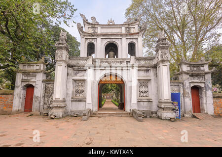 Gate pour le Temple de la littérature à Hanoi, Vietnam Banque D'Images