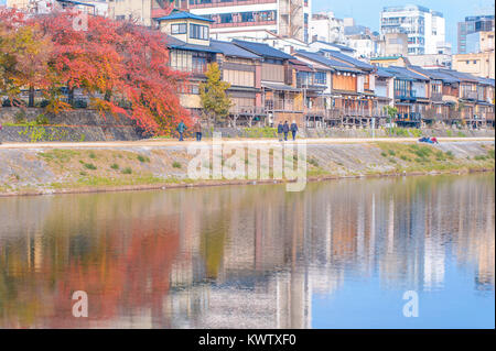 Rivière avec des feuilles couleur d'automne à Kyoto Banque D'Images