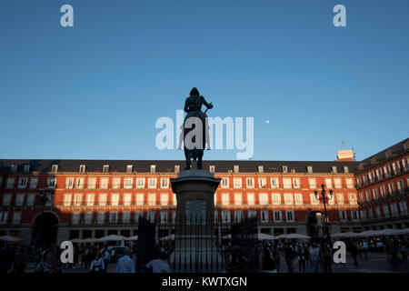 Statue du Roi espagnol Phillip 111 dans la Place Mayor Madrid Espagne Banque D'Images