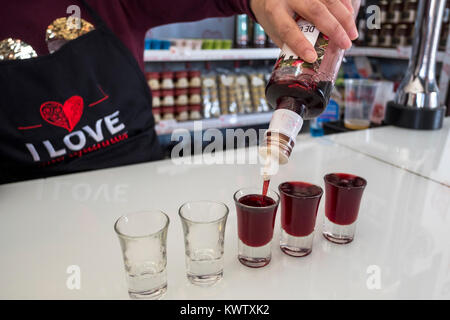 Un barman verse Ginjinha, un Portugais de liqueur de petits fruits gina à Lisbonne, Portugal. Banque D'Images