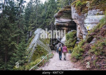 Les touristes dans la réserve naturelle nationale Adrspach-Teplice Teplice nad Metuji des rochers près de ville en Bohême, région, République Tchèque Banque D'Images