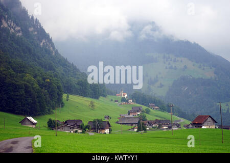 Route et petit village suisse en zone de montagne en Suisse Banque D'Images