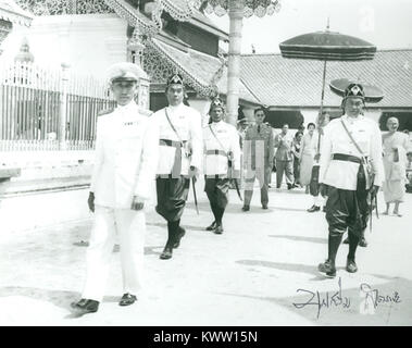 Cette photographie de 1958 montre le roi Bhumibol Adulyadej et la reine Sirikit en visite à Chiang Rai, en Thaïlande. Il souligne leur rôle royal et la signification culturelle de la monarchie dans la société thaïlandaise au cours de cette période. Banque D'Images