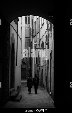 L'une des nombreuses ruelles médiévales de Florence, Toscane, Italie en noir et blanc Banque D'Images