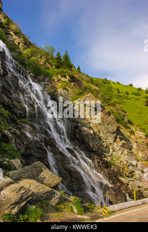 Cascade de l'ACRP sur le cours de la rivière par le célèbre Capra Transfagarasan road dans le comté d'Arges, Roumanie Banque D'Images