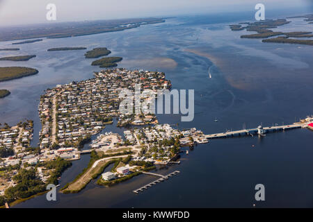 Une vue aérienne de la ville historique de Floride Matlacha et pont qui relie par un pont et de l'Île Pine avec Cape Coral. Floride Banque D'Images