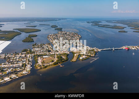 Une vue aérienne de la ville historique de Floride Matlacha et pont qui relie par un pont et de l'Île Pine avec Cape Coral. Floride Banque D'Images