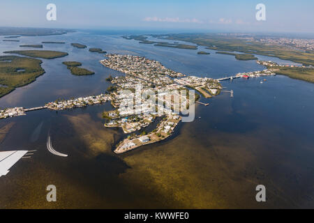 Une vue aérienne de la ville historique de Floride Matlacha et pont qui relie par un pont et de l'Île Pine avec Cape Coral. Floride Banque D'Images