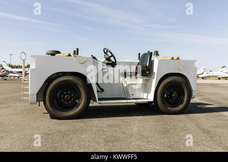 Chariots Tracteurs remorqueurs avion blanc sur la piste à Fort Myers, Floride Banque D'Images