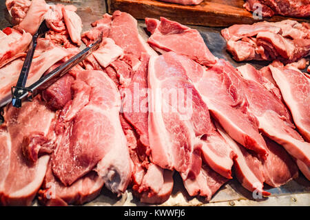 Les coupes de viande de porc chez le boucher Banque D'Images