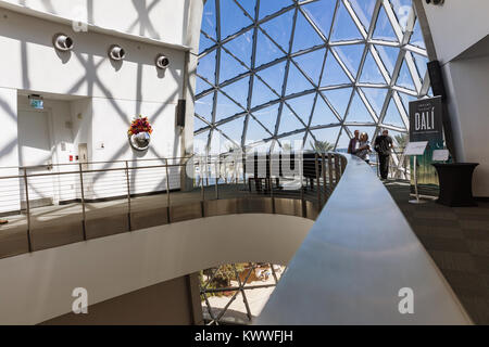 ST. PETERSBURG, USA - févr 16, 2017 : Musée de Salvador Dali à Saint-Pétersbourg, en Floride, USA. Salvator Dali - artiste. Le musée possède une des plus grandes collec Banque D'Images