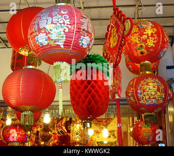 KAOHSIUNG, TAIWAN -- 31 DÉCEMBRE 2017 : le Nouvel An chinois avec des décorations symboles chanceux qui signifie la prospérité sont en vente dans un magasin Banque D'Images