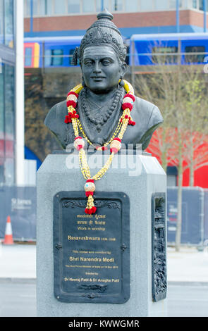 Londres, Angleterre, Royaume-Uni. Statue : Basaveshwara (ou Basavenna / Apprendre : 1134-1168) Philosophe, réformateur social et homme d'État. Dévoilé par le Premier Ministre Mod Banque D'Images