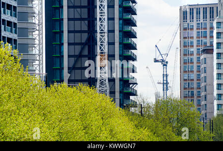 Londres, Angleterre, Royaume-Uni. Les grues de construction et des nouvelles tour de blocs par la Tamise à Lambeth Banque D'Images