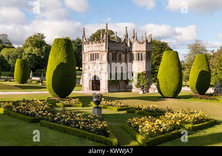 Lanhydrock, Fowey, Cornwall, UK. La dix-septième siècle gatehouse entouré d'ifs taillés Banque D'Images