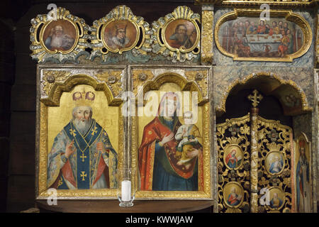 Carpates traditionnelles icônes dans l'iconostase en bois sculpté de l'église All Saints (Kostel Všech svatých) dans le village de Dobříkov en Bohême de l'Est, République tchèque. L'église en bois des Carpates traditionnel a été construit en 1679 dans le village de Velika Kopanya en Ruthénie carpatique (maintenant en Ukraine). En 1859, l'église abandonnée a été transférée vers le village voisin de Khlomovets (aussi en Ukraine) et en 1930 il a été déplacé de nouveau à l'emplacement actuel dans Dobříkov. L'église est maintenant utilisé par l'Église hussite tchécoslovaque. Banque D'Images