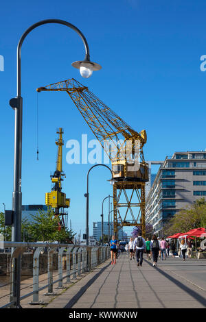 Promeneurs sur les quais de Puerto Madero. Buenos Aires, Argentine. Banque D'Images