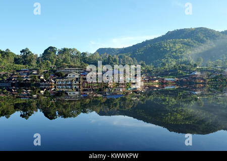 Sunrise scence de Ban Rak Thai village de Mae Hong Son, Thaïlande Banque D'Images