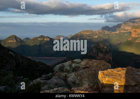 L'humeur du soir peu avant le coucher du soleil à Blyde River Canyon, Route Panorama, Mpumalanga Banque D'Images