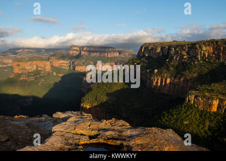 L'humeur du soir peu avant le coucher du soleil à Blyde River Canyon et les Trois Rondavels, Panorama Route, Mpumalanga Banque D'Images