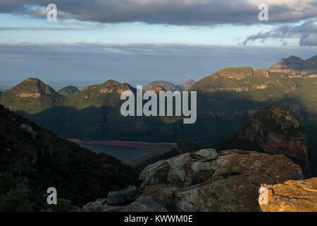 L'humeur du soir peu avant le coucher du soleil à Blyde River Canyon, Route Panorama, Mpumalanga Banque D'Images