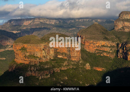 L'humeur du soir peu avant le coucher du soleil à Blyde River Canyon et les Trois Rondavels, Panorama Route, Mpumalanga Banque D'Images