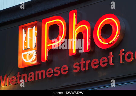 Pho Vietnamese food street sign, Ealing Broadway, Londres UK Banque D'Images