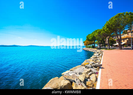 Passignano sul Trasimeno ville au bord du lac, sur le lac Trasimène, Ombrie Italie Europe. Banque D'Images