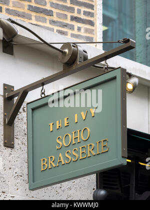 LONDRES, Royaume-Uni - 01 NOVEMBRE 2017 : panneau de signalisation devant la brasserie Ivy Soho à Broadwick Street W1F Banque D'Images