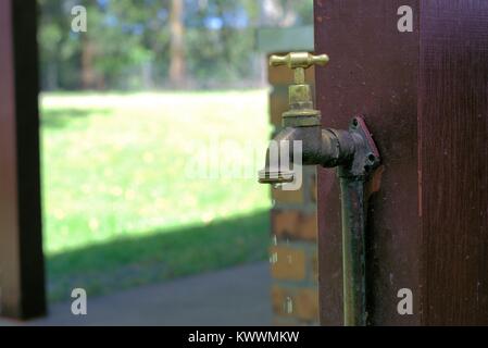 L'écoulement d'eau du robinet. Fuite d'eau de robinet. Robinet d'eau. Journée libre metal robinet avec de l'eau courante. L'eau qui goutte du robinet. Banque D'Images