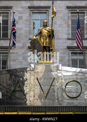 LONDRES, Royaume-Uni - 01 NOVEMBRE 2017 : statue d'or du comte Pierre de Savoie au-dessus de l'entrée de l'hôtel Savoy Banque D'Images