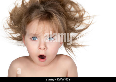 Portrait d'un enfant surpris avec la bouche ouverte et les cheveux ébouriffés isolé sur fond blanc Banque D'Images