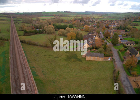 Drone sur la rivière Welland valley ; Harringworth viaduc de chemin de fer ; le Northamptonshire County ; Angleterre Banque D'Images