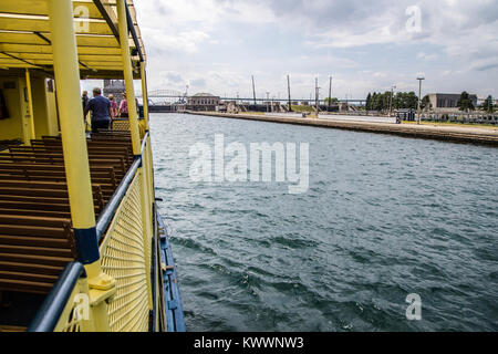 Sault Sainte Marie, Michigan, USA - 9 août 2015 : bateau de touristes dans le monde célèbre Soo Locks. Banque D'Images