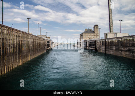 Sault Sainte Marie, Michigan, USA - 9 août 2015 : niveau de l'eau à travers le monde célèbre International Soo Locks au Michigan. Banque D'Images