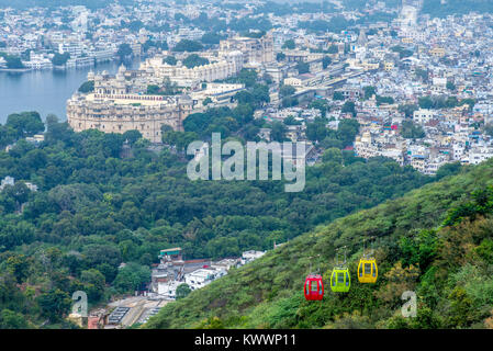 City Palace à Udaipur et ropeway Banque D'Images