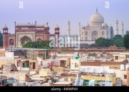 Vue du Taj Mahal et la grande porte du toit Banque D'Images