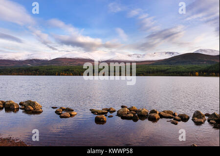 Vue panoramique sur le Loch Morlich et les Cairngorms. Ce lac d'eau douce est en Badenoch et Strathspey Highland de l'Ecosse, près de Aviemore Banque D'Images