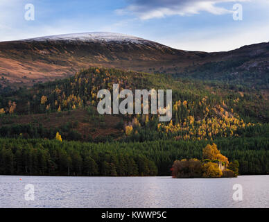 Loch an Eilein et Creag Dhubh Rothiemurchus dans la zone forestière de la Parc National de Cairngorms Banque D'Images