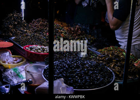 Un étal vendant de l'alimentation de rue cuisine asiatique, y compris les insectes frits crevettes blattes grillons des oeufs de cailles à Phnom Penh, Cambodge, Asie du Sud Est Banque D'Images