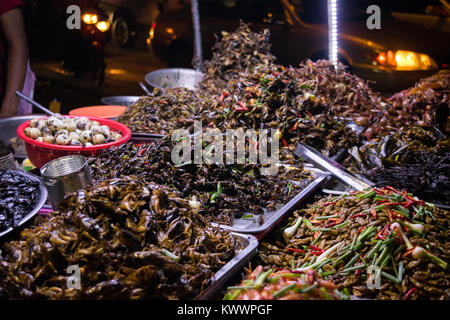 Un étal vendant de l'alimentation de rue cuisine asiatique, y compris les insectes frits crevettes blattes grillons des oeufs de cailles à Phnom Penh, Cambodge, Asie du Sud Est Banque D'Images